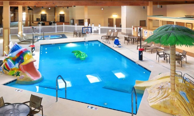 Casper Casa | Vacation Is Calling! 2 Classic Units, Indoor Pool, Walk to Casper Planetarium