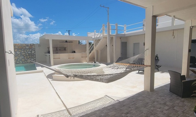 Chelem Casa | Vacation Oasis 3/B to beach, with Hot Tub and Outdoor Bar