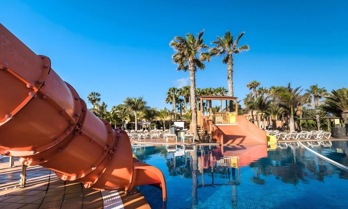 Corralejo Apartamento | Vacation 'Oasis Duna Casa Elena' with Shared Pool, Balcony and Wi-Fi