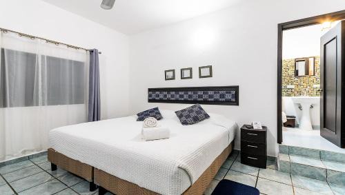 Adolfo López Mateos Apartamento | Vacation Rental - Upper Floor Room at Casa Cocoa
