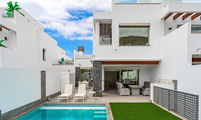 Los Cristianos Villa | Villa de vacaciones 'Karat Portofino' con vistas al mar, Wi-Fi y aire acondicionado