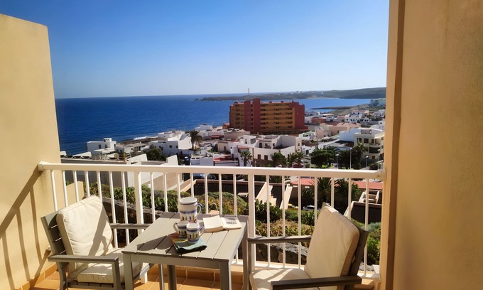 Poris de Abona Apartamento | Vacation 'Vista Bahia' with Sea View, Shared Pool and Wi-Fi