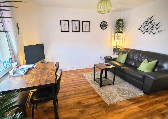 Prestatyn Apartamento | VALE VIEW APARTMENT, Prestatyn, North Wales - a stylish, dog-friendly holiday let just a 5 min walk to beach & town!