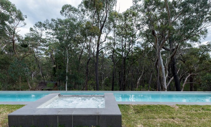 Yerrinbool Casa | Valencia Cottage: Relax, Swim & Spa.
