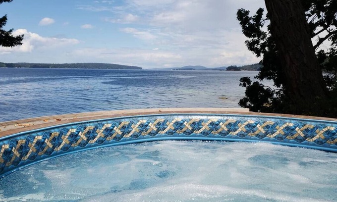Salt Spring Island Cabaña | Valhalla Cabins - The Loft (Oceanfront w/Hot Tub)nn
