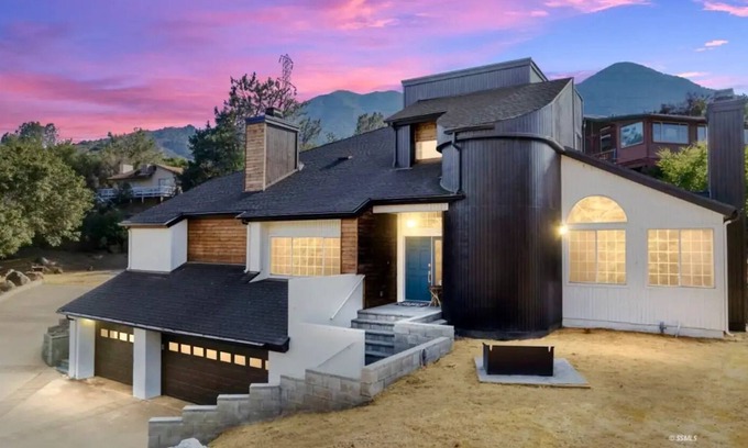 Kernville Casa | Valhalla House, Luxury Home, 1mi to Downtown, 4 BR, Game Room, Hot Tub, Backyard