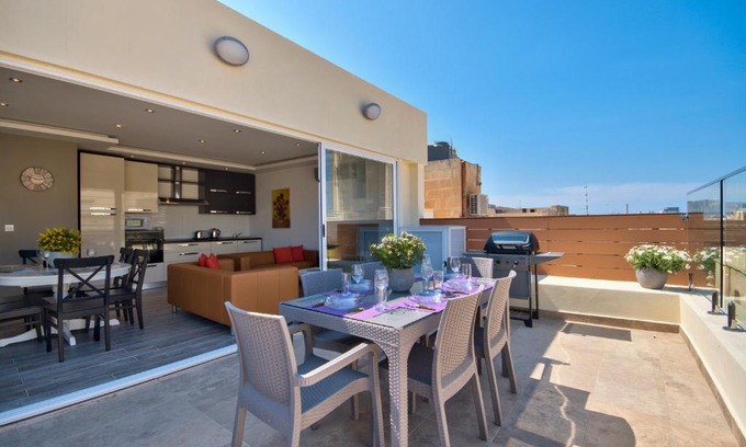 Valletta Apartamento | Valletta Luxe 3-Bedroom Duplex Penthouse with Sea View Terrace and Jacuzzi