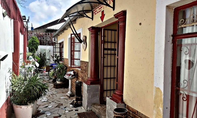 Bezuidenhout Valley Casa | Valley Center Guest House