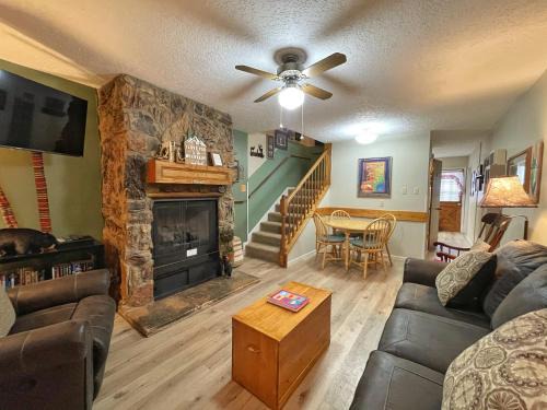 Red River Casa | Valley Condo 112 - Creekside - WiFi - Pet Friendly - Hot Tub - Fireplace - Washer - Dryer - Playground