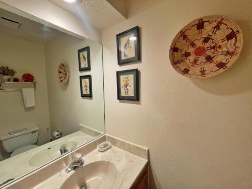 Red River Casa | Valley Condo 116 - Creekside - WiFi - Hot Tub - Fireplace - Washer - Dryer - Playground
