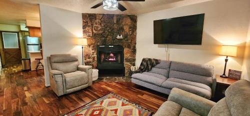 Red River Casa | Valley Condo 117 - Creekside - WiFi - Hot Tub - Fireplace - Washer - Dryer - Playground