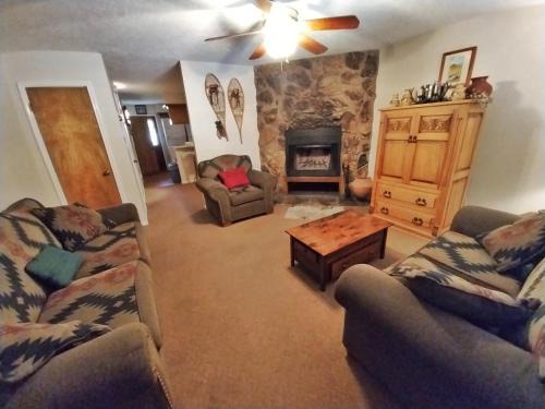 Red River Casa | Valley Condo 124 - Creekside - WiFi - Hot Tub - Fireplace - Washer - Dryer - Playground