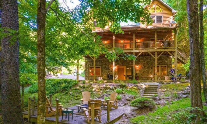 Maggie Valley Cabina | Valley Creek Retreat/Fireplace/Hot Tub/Creekside/Fire Pit/Arcade- Sleeps 8