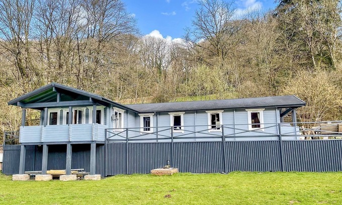 Oakfordbridge Cabaña | VALLEY LODGE, pet friendly, with a garden in Bampton, Devon
