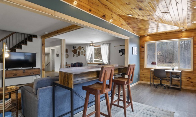 Honeoye Casa | Valley View | Mins to Lake and Ski | Hot Tub