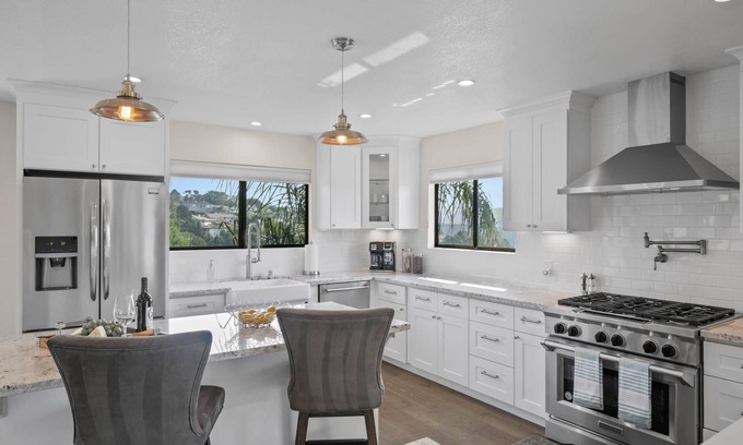 Northeast Carmel Casa | Recientemente remodelado 4/4 con sala de bonificación! Vistas espectaculares del valle! Pases de acuario disponibles