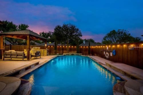 Lewisville Casa | Valley Vista Luxury Retreat w Pool Cinema Games