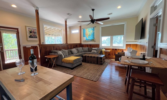Townsend Casa | Valona Blue, on tidal creek/marsh, room for boat, kayak, fishing explore, relax