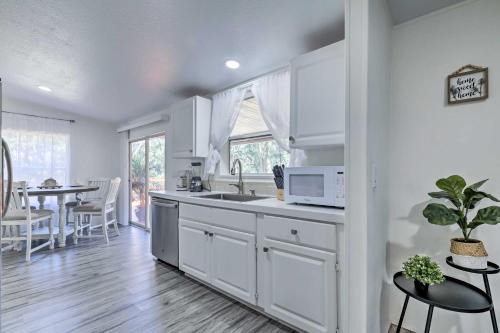 Valrico Casa | Valrico Retreat with Fire Pit about 18 Mi to Tampa!