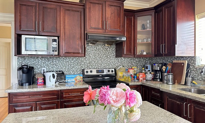 Burnaby Casa | Vancouver Metrotown Modern Guest House