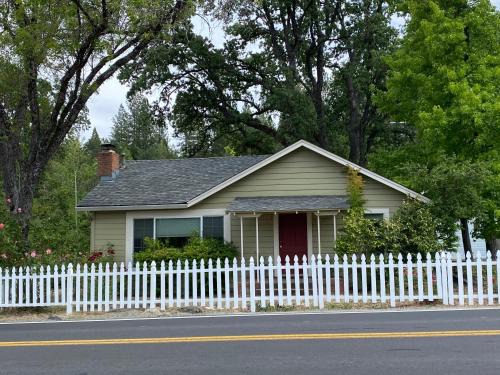 Groveland Casa | Vans Yosemite Garden Cottage