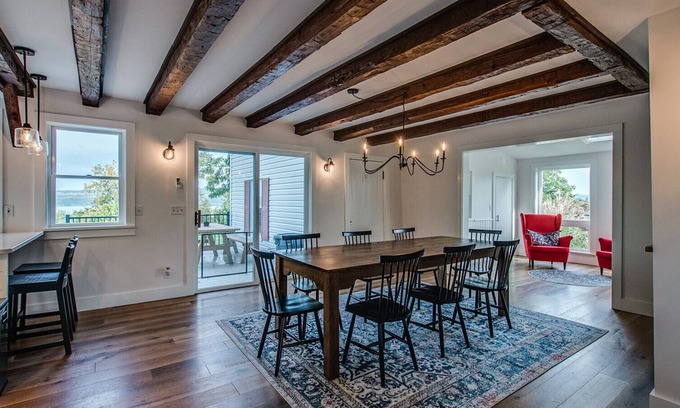 Valois Casa | Vanster House overlooking Seneca Lake