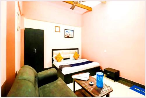 Varanasi Hotel | VARANASI HOTEL H R GUEST HOUSE Near Kasi Visawanath Temple & Ganga Ghat - #Free Wi-Fi #Room service #Parking #Fully Air conditioning #Premium Room In Varanasi