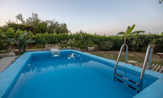 Porto Koukla Apartamento | Vardiola Houses - Traditional Suite with private pool