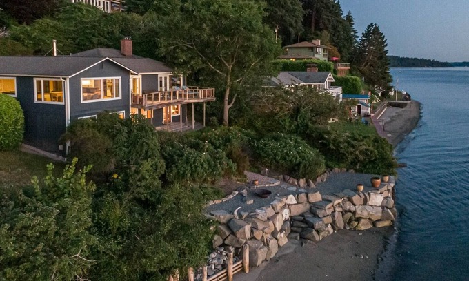 South Colby Casa | Vashon Beachfront Retreat with Breathtaking Views