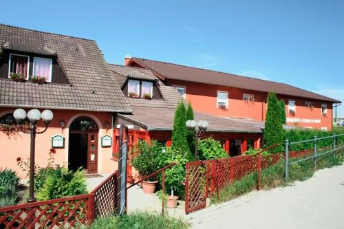 Komarom Casa | Vasmacska Panzió