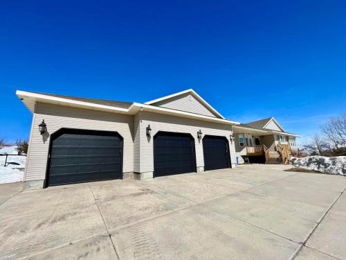 Inkom Casa | Vast Family Home- VIEWS pool table private