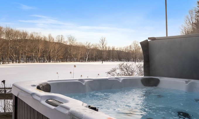 Campton Casa | Vast Riverfront Resort - White Mountains Getaway