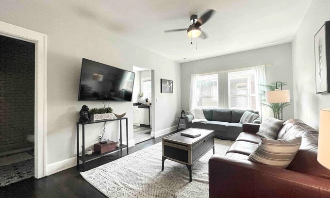 Weinland Park Casa | Vaulted Flat (D) | Hot Tub | Walkable to Short North