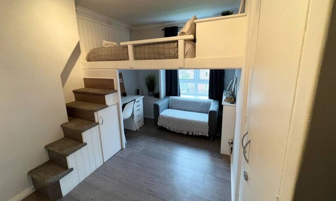 Oval Casa | Vauxhall Central Room 1