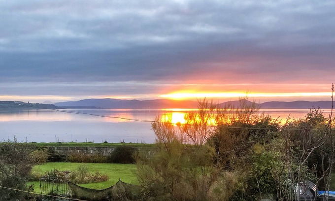 Ardersier Cabaña | Vectis Cottage is located in the village of Ardersier with amazing views over the sea.