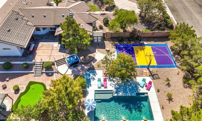 Mission Hills Casa | Vegas 6BR Pop Art Mansion, Heated Pool Spa, Basketball, Pickleball, Mini Golf