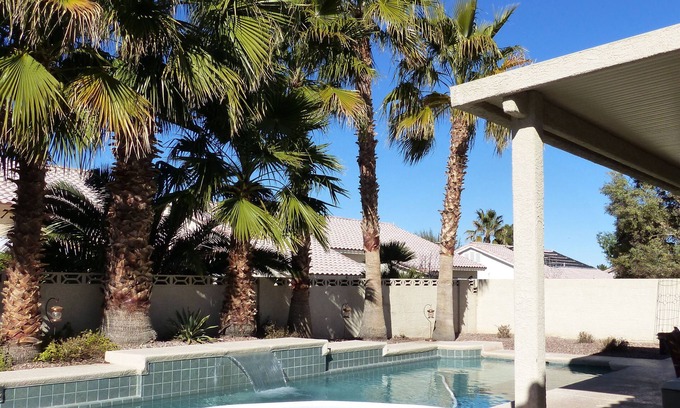 Paradise Casa | Vegas Haven! Duerme 8! Casa privada con piscina y bañera de hidromasaje en una comunidad cerrada