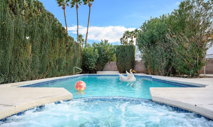 Paradise Casa | Vegas Retreat with heated pool/spa minutes from Harry Reid airport & the Strip!
