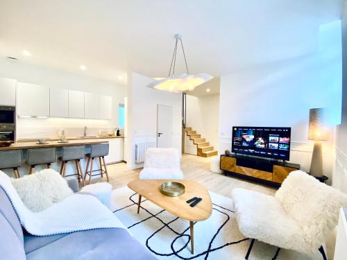 Sens Apartamento | Velvet - By BEST KEYS - Maison Duplex Élégante - Plein Centre Ville - Déco Minimaliste & Cosy - Literie Haut de Gamme - 2 chambres séparées - Lit Queen Size & 1 canapé convertible - Smart TV - Machine à Café Nespresso - WiFi Fibre - Check-in Autonome