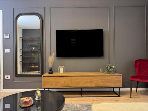 Tractorul Apartamento | Velvet Noir, Modern & Luxury Apt, Parking