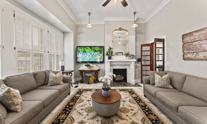 Murfreesboro Cabaña | Speakeasy+Walk Downtown Murf+Hot Tub+Poker+FirePit