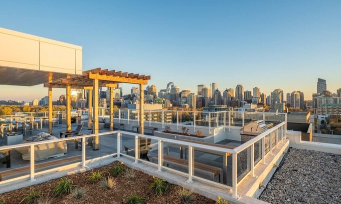 Kensington Condominio | Velvety Views 2BR Across from Grocery