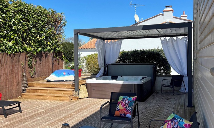 Saint-Michel-en-l'Herm Casa | Vendée getaway: large house with spa and terrace 10 minutes from the sea