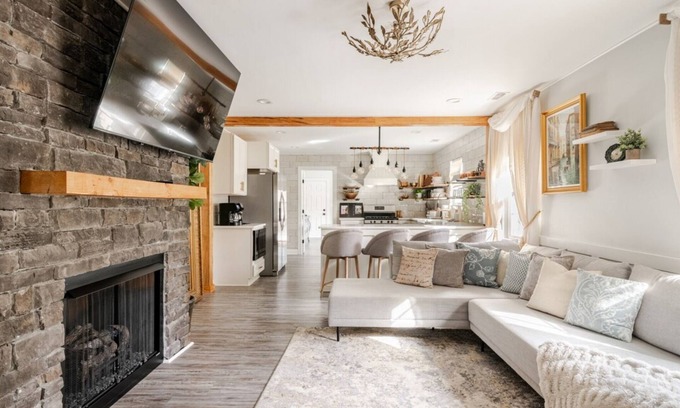 Charlotte Casa | Venetian: Sauna, Hot Tub, Cold Plunge. Walk to Pickleball, Noda, Downtown, Plaza