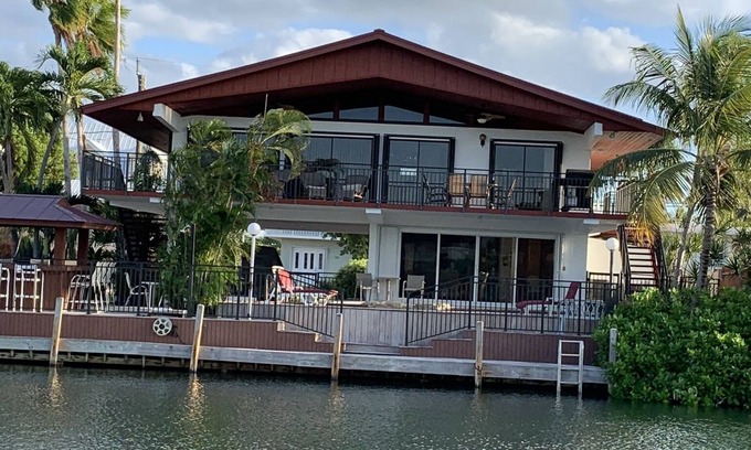Venetian Shores Casa | Venetian Tropics semanal Pvt hogar w / piscina climatizada, 2or3 dormitorios / muelle de 70 pies w / canal