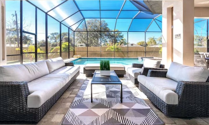 South Venice Casa | Venice 3 bedroom contemporary home with pool/spa and close to beautiful beaches