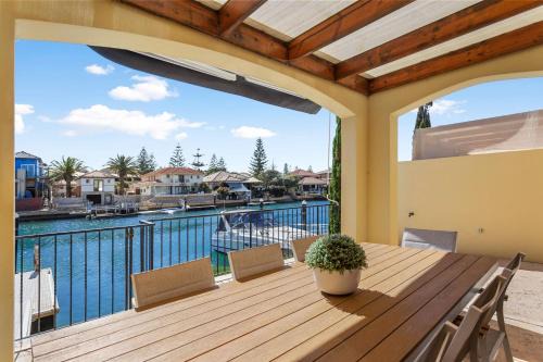 Wannanup Casa | Venice On The Beach Family Waterfront Escape