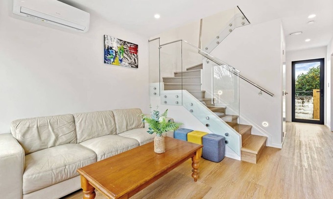 Mangere Casa | Ventura Serenity Townhouse with Parking and Patio