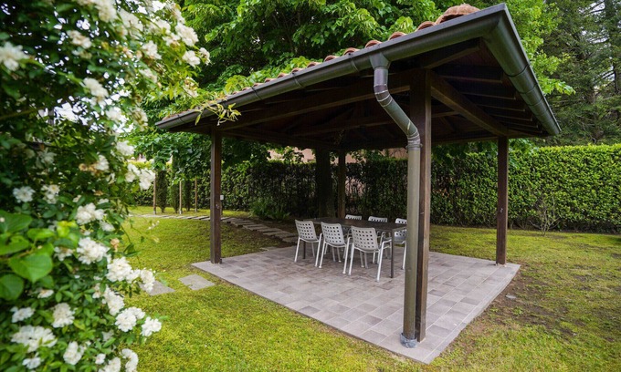 Monate Villa | Veranda del Lago with 2 bedrooms and 2 bathrooms next to Monate Lake