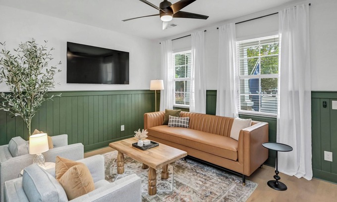 Oak Grove Casa | Verdant Villa-Columbia & Lexington-Near Everything! I-26 I-20 I-77 & Downtown